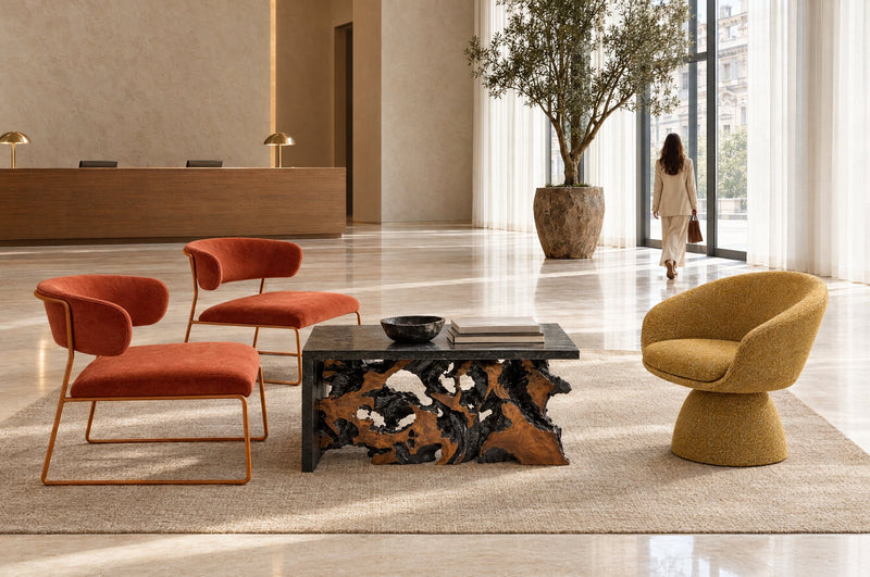 Per la lobby di un hotel: lounge Lisa di S·CAB in velluto ruggine, tavolino Teak Root e poltrona Well-Come di Diemme.